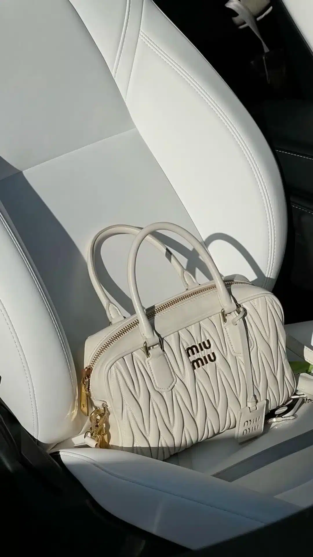 Miu Miu Çanta Nakışlı Deri 6