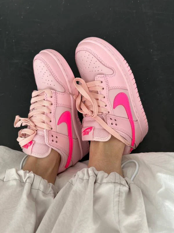 Nike Dunk Low Triple Pink
