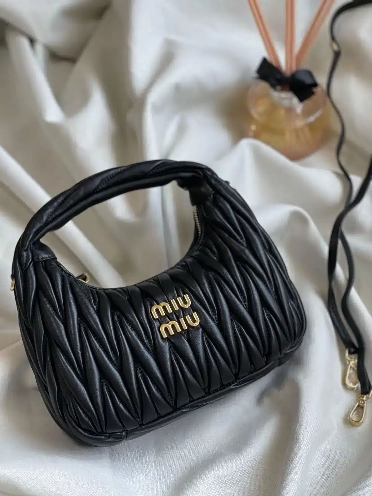 img-1860 Miu Miu Yuvarlak Deri Çanta - Görsel 1